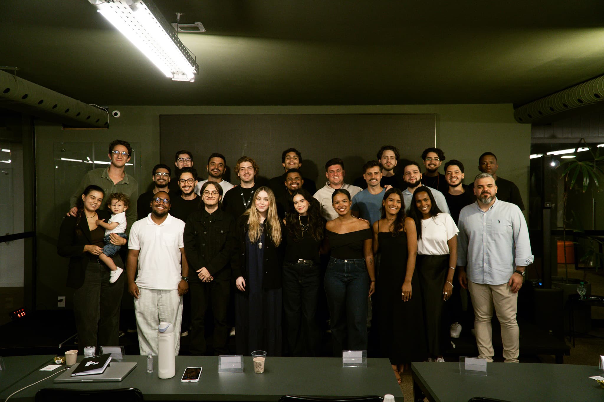 Time da Hias Group reunido no escritório